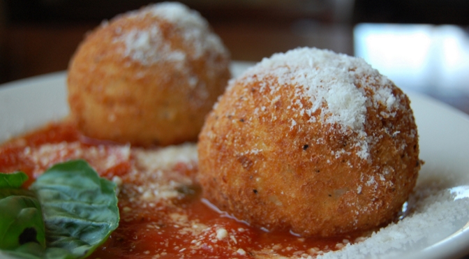 Arancini con mozzarella di bufala e acciughe