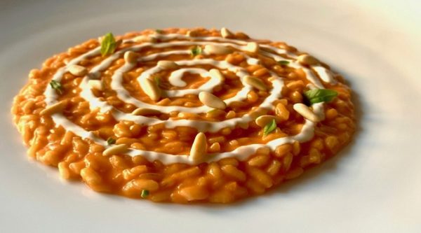 RISOTTO AL SUGO CON SPIRALE DI PARMIGIANO, PINOLI E BASILICO RISOTTO AL SUGO CON SPIRALE DI PARMIGIANO, PINOLI E BASILICO