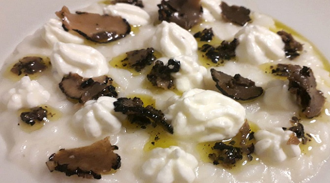 Risotto con stracciatella di burrata e tartufo nero estivo