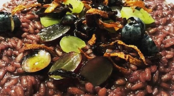 RISOTTO AL VINO ROSSO CON UVA, MIRTILLI E CAROTE RISOTTO AL VINO ROSSO CON UVA, MIRTILLI E CAROTE