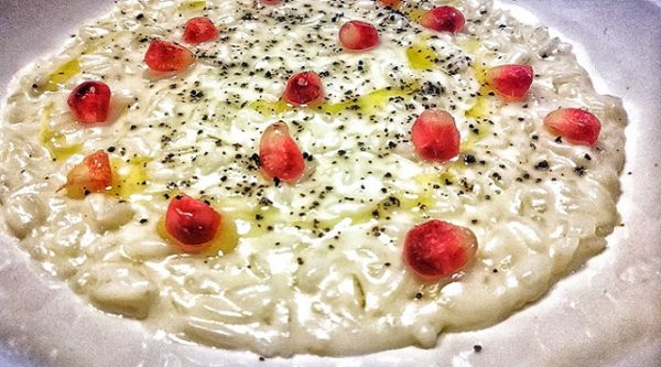 RISOTTO CON BURRATA, MELOGRANO, POLVERE DI LIQUIRIZIA E GOCCE DI LIMONE RISOTTO CON BURRATA, MELOGRANO, POLVERE DI LIQUIRIZIA E GOCCE DI LIMONE