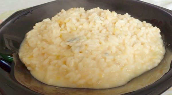 RISOTTO CON PERE E GORGONZOLA RISOTTO CON PERE E GORGONZOLA