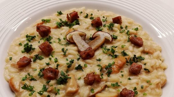 RISOTTO CON PORCINI E SALSICCIA RISOTTO CON PORCINI E SALSICCIA