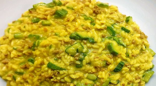 RISOTTO CON ZAFFERANO, CARNE E ZUCCHINE RISOTTO CON ZAFFERANO, CARNE E ZUCCHINE
