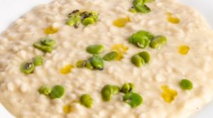 Risotto mantecato al finocchio cotto alla brace, polvere di mozzarella e fave aromatizzate alla lavanda