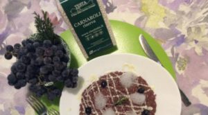 Impiattamento risotto con uva americana, crema di taleggio e schiuma al rosmarino-Carnaroli Testa