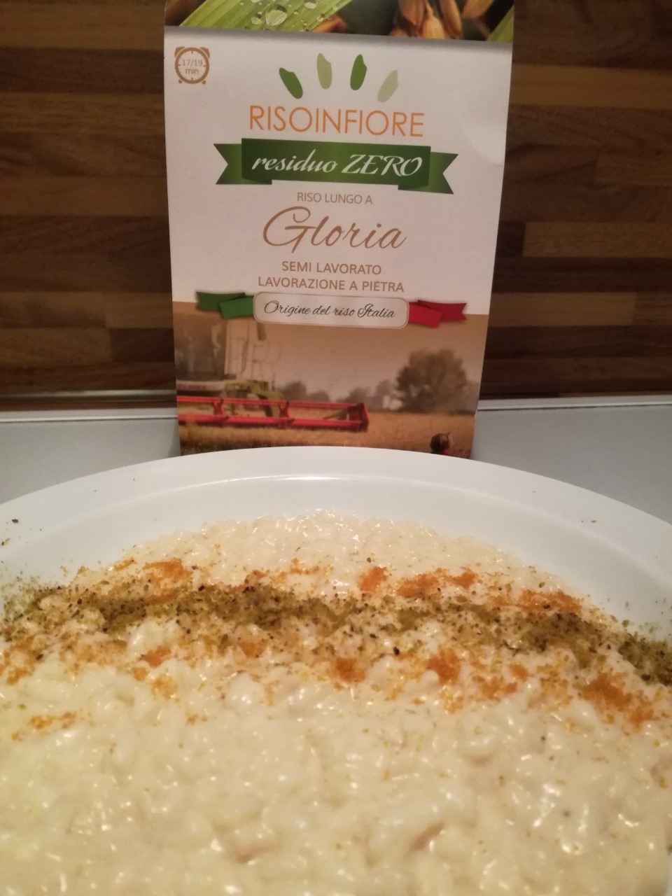 Impiattamento risotto con polvere di pistacchi e bottarga ...