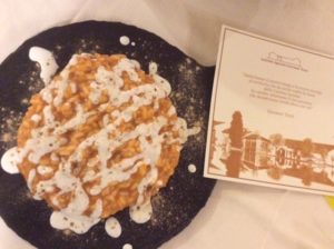 Impiattamento risotto con crema di peperoni, stracciatella affumicata e liquirizia usando il Carnaroli Riso Testa-Cascina Grampa