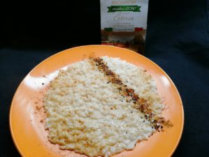 Impiattamento risotto al parmigiano con liquirizia e semini di Nigella_Gloria Risoinfiore