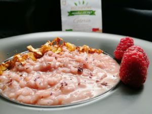 Impiattamento risotto ai lamponi con porro caramellato e fiori di timo selvatico essiccati_Gloria Risoinfiore