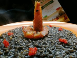 Impiattamento risotto al nero di seppia con gamberone e uova di lompo rosso_Risoinfiore jpg