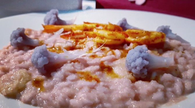 Risotto al cavolfiore viola con gamberetti rosa e salsa al ...