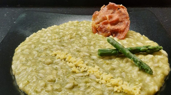 Risotto con crema di asparagi e prosciutto crudo croccante ...
