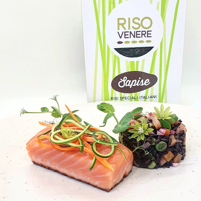 Impiattamento riso Venere con salmone affumicato e verdure ...