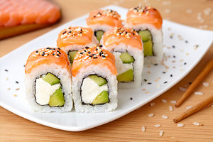 Uramaki con avocado e salmone