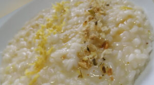 Risotto con petali di rosa, zeste di limone e latte di ...