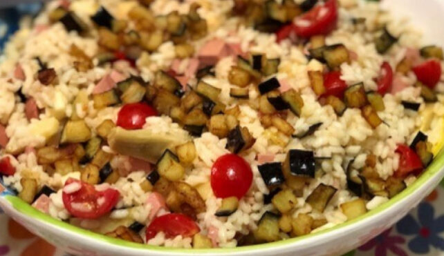 Come fare l'insalata di riso con melanzana fritta ...