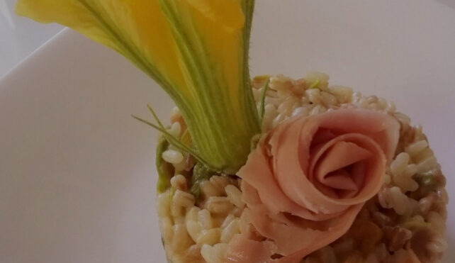 Risotto con fiori di zucca e prosciutto: come farlo ...