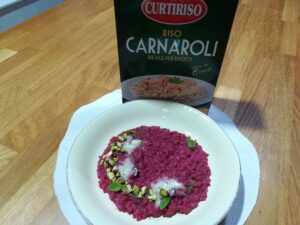 Impiattamento del risotto alla crema di barbabietole rosse con gorgonzola e pistacchi_Curtiriso