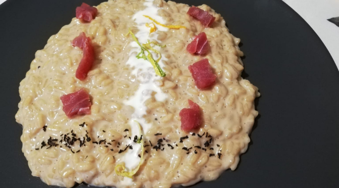 Risotto al the nero con stracciatella di bufala e tonno ...