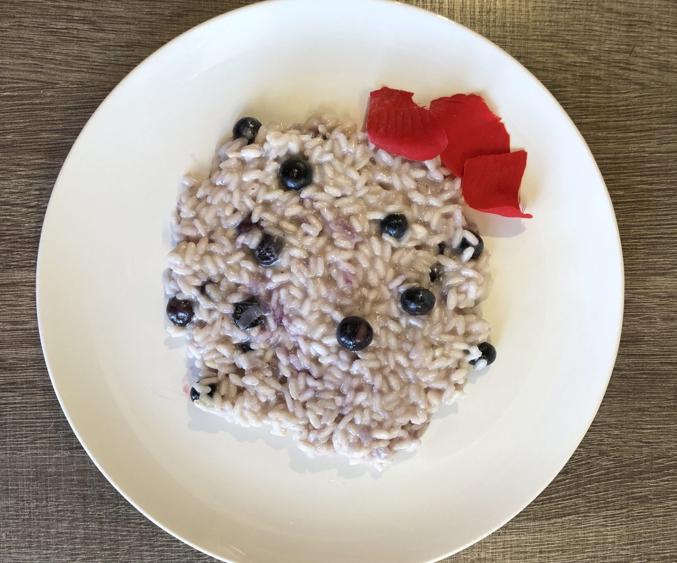risotto ai mirtilli e petali di rosa