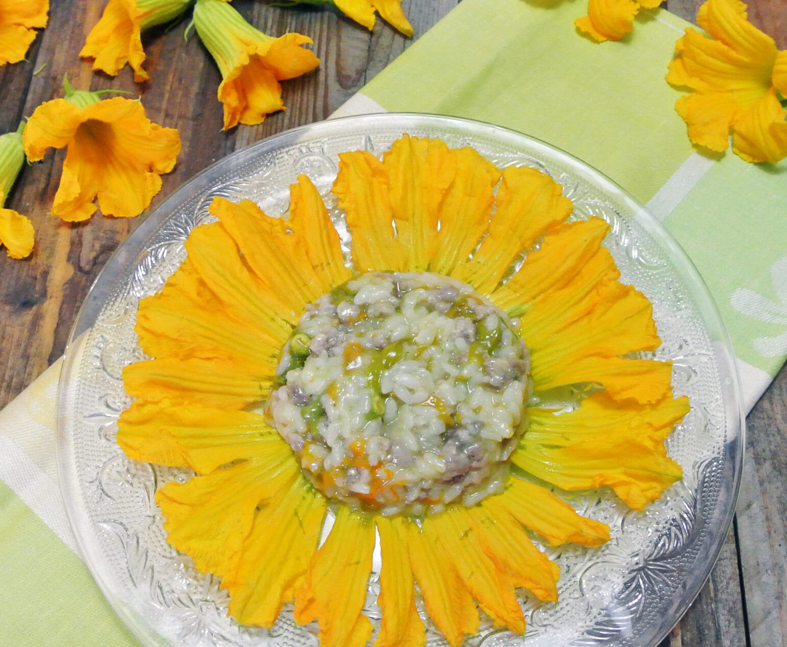 risotto con fiori di zucca e salsiccia