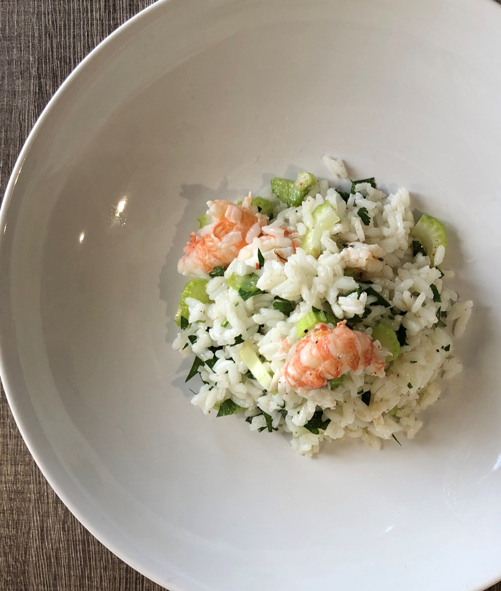 Insalata di riso con sedano e scampi