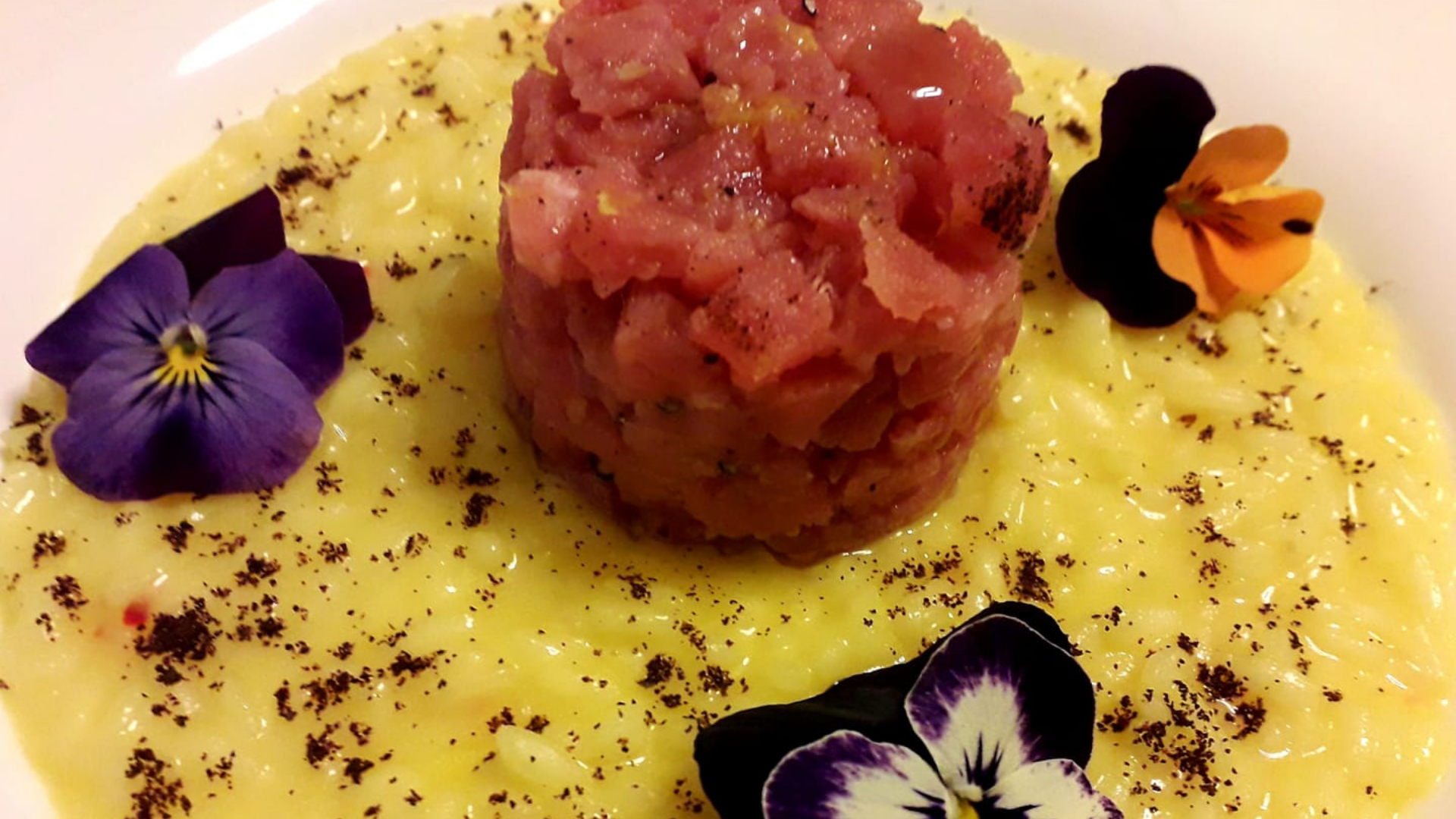 Risotto allo zafferano con tartare di tonno