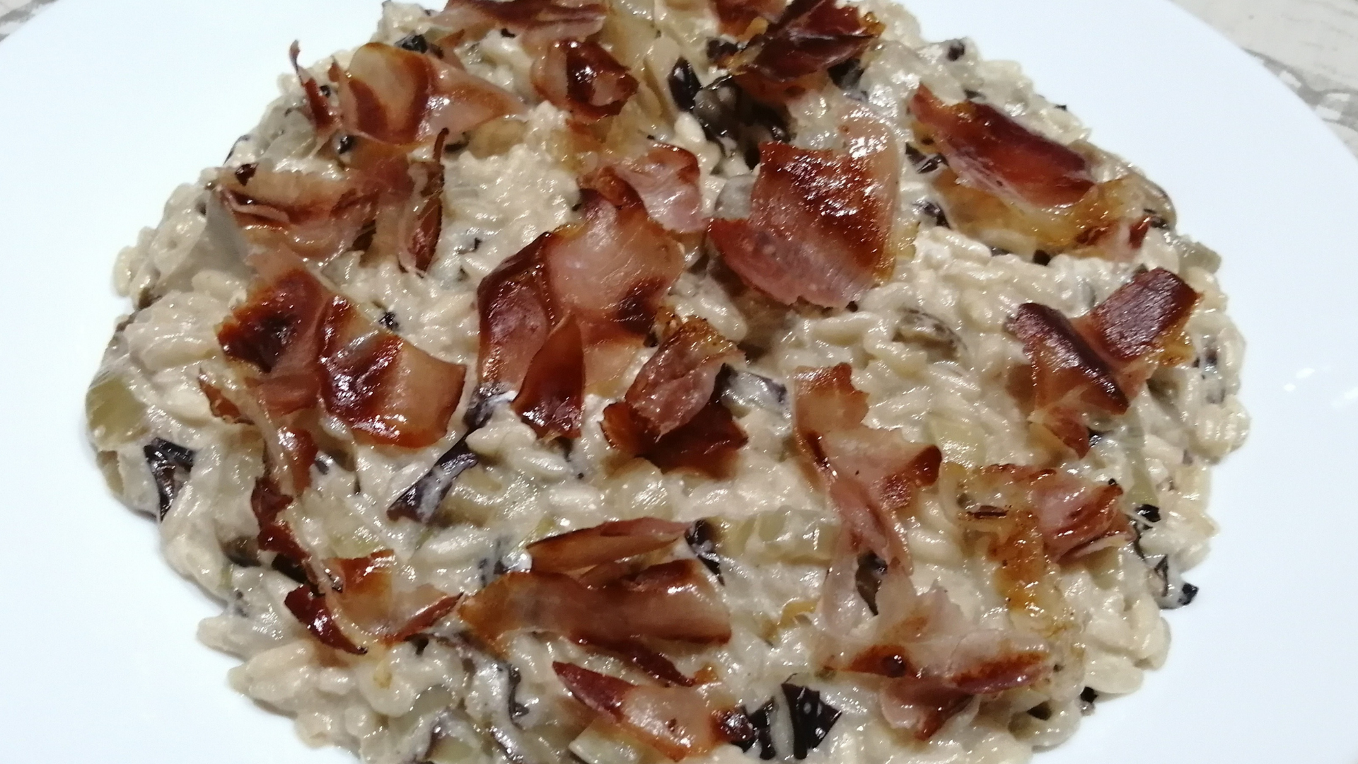 Risotto al radicchio, funghi e speck croccante