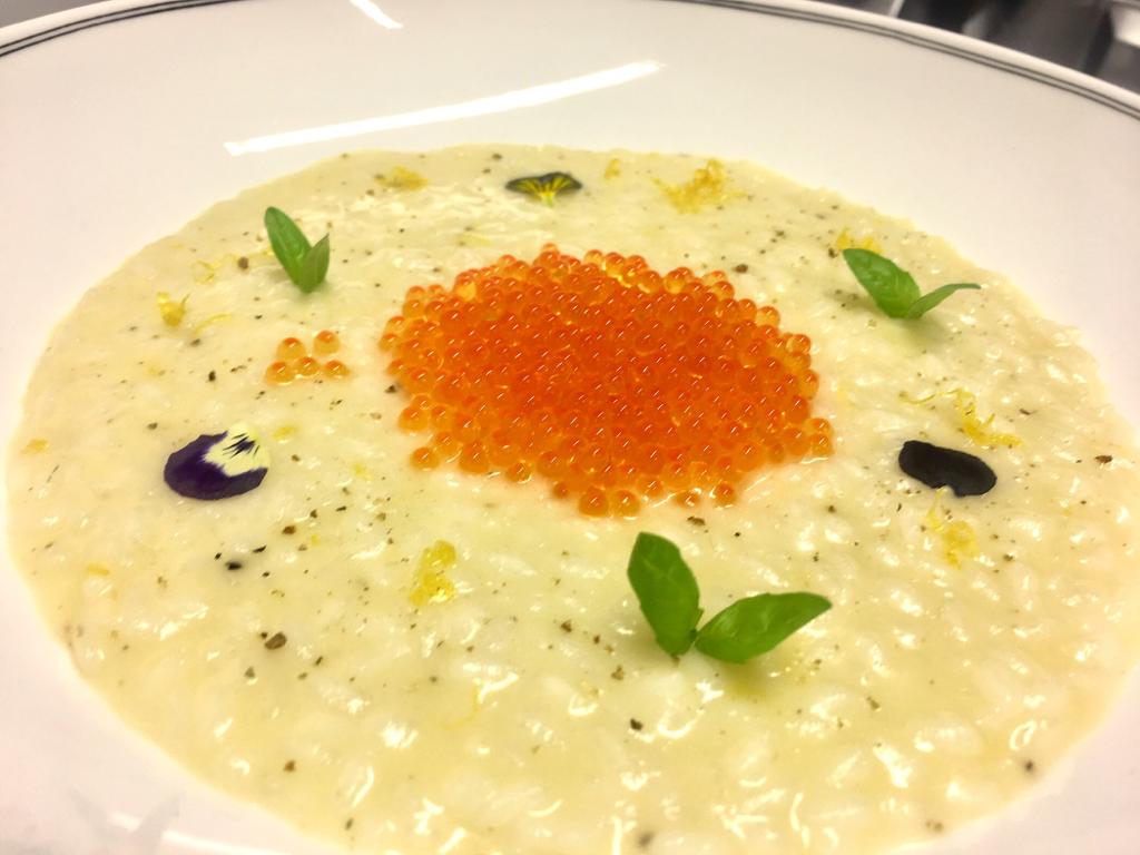 risotto cacio e pepe con limone e trota affumicata