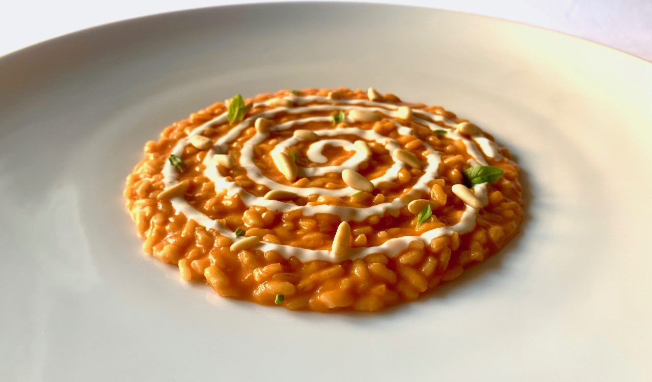 risotto al sugo con spirale di parmigiano, pinoli e basilico